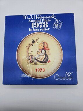 M.J. Hummel 1978 Annual Collector Plate In Bas-Relief By Goebel With Original Pa